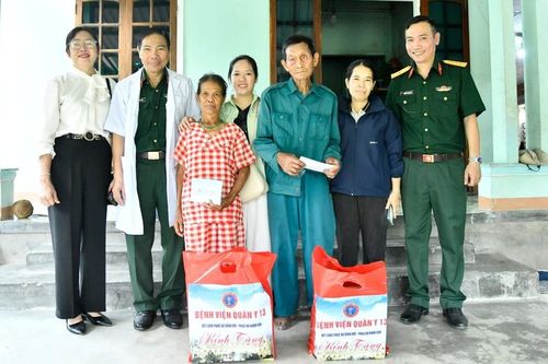 Bệnh viện Quân y 13 khám bệnh, tặng quà cho đối tượng chính sách tại Đắk Lắk
