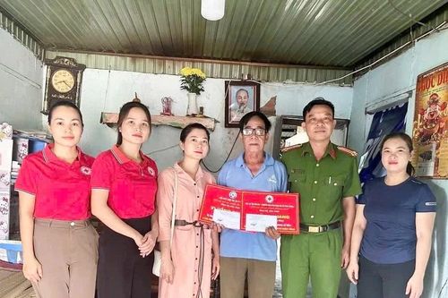 Trao 15,9 triệu đồng hỗ trợ bệnh nhân ung thư gan tại xã Ia Hiao