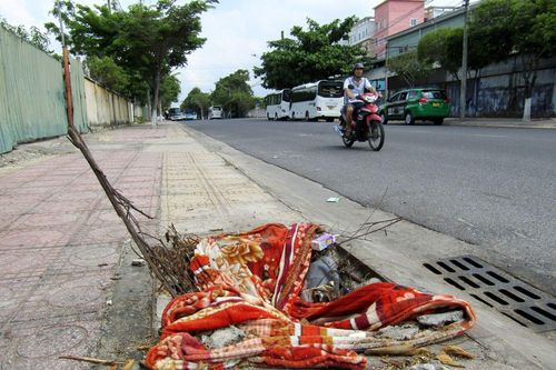 Cần đậy nắp hố ga