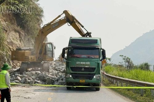 Thi công khắc phục sạt lở trên Tỉnh lộ 155 cần đảm bảo an toàn, thông suốt