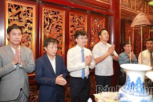 Đoàn đại biểu Hiệp hội Doanh nghiệp tỉnh dâng hương tưởng niệm các Vua Hùng