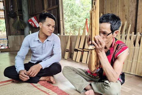 Nặng lòng với tiếng khèn, nhịp đàn Ta lư
