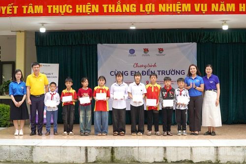 Trao nhiều phần quà thiết thực cho học sinh xã Mèo Vạc