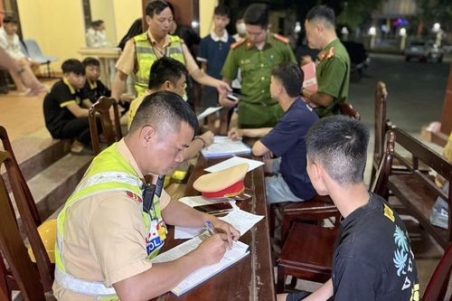 Xử lý 28 trường hợp thanh thiếu niên tụ tập, vi phạm trật tự giao thông