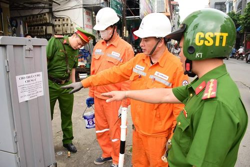 EVN HANOI: Nâng cao ý thức để chấm dứt quảng cáo trái phép