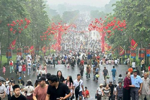 Phú Thọ: Mưa lớn, dòng người vẫn đổ về Đền Hùng; lực lượng công an đội mưa giữ nhịp hành hương thông suốt