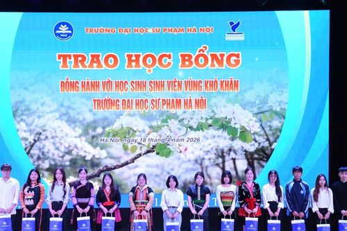 16 sinh viên Trường Đại học Sư phạm Hà Nội nhận học bổng Đồng hành với học sinh, sinh viên vùng khó khăn