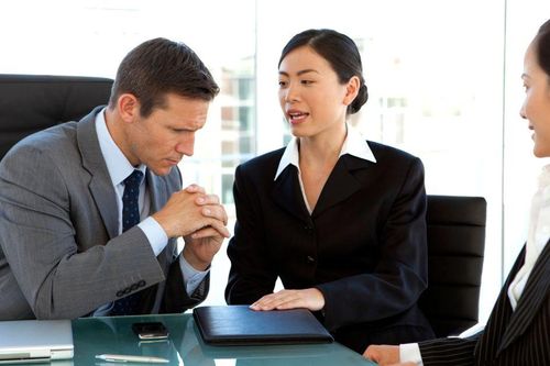 Nghệ thuật lắng nghe: Nền tảng của mọi sự thấu hiểu trong lãnh đạo