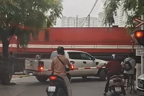 Thót tim cảnh bán tải vượt gác chắn suýt bị tàu hỏa tông
