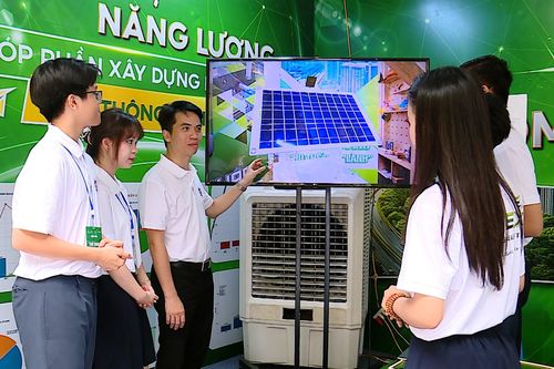Học sinh tận dụng gió xe di chuyển, tạo điện cho giao thông xanh