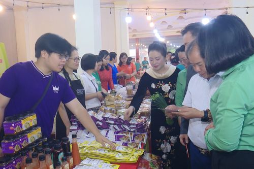 Phiên chợ nông sản sạch, cầu nối giao thương