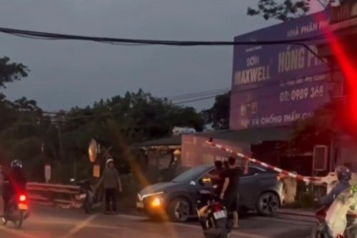 Dừng xe gây tai nạn đường sắt