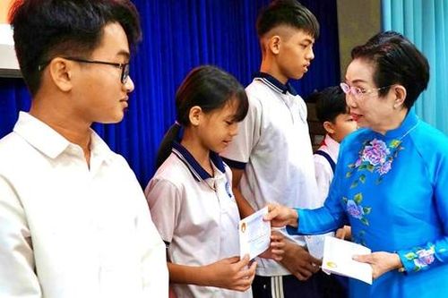 Hội Khuyến học tỉnh Đồng Tháp trao 80 suất học bổng tiếp sức học sinh, sinh viên vượt khó