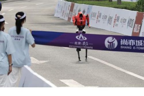 Robot hình người chiến thắng người thật trong cuộc đua marathon ở Trung Quốc