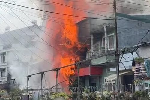 Lực lượng chữa cháy nỗ lực dập lửa 3 căn nhà cháy tại phường Cam Ly - Đà Lạt