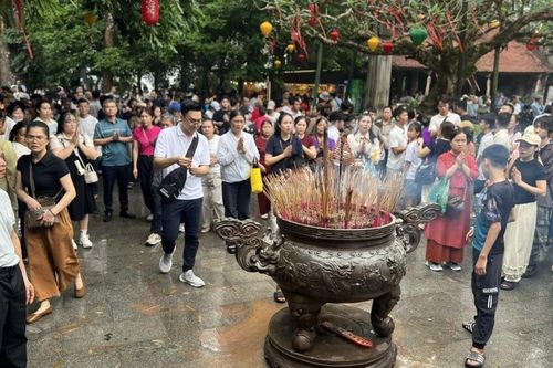 Mặc mưa lớn, hơn 60.000 du khách vẫn nô nức hành hương Lễ Giỗ Tổ Hùng Vương 2026