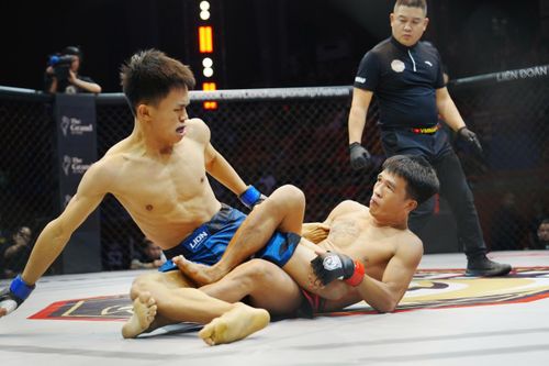 Cao thủ muay Việt Nam từng vô địch thế giới ra đòn hiểm, buộc đối thủ đầu hàng