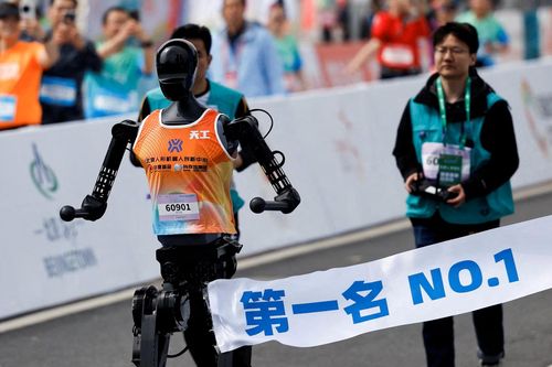 Công nghệ 19/4: Robot hình người thi chạy marathon tại Trung Quốc