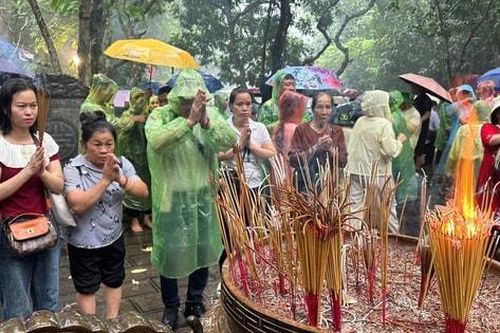 Hàng nghìn người dân 'đội mưa' về dâng hương tại Đền Hùng