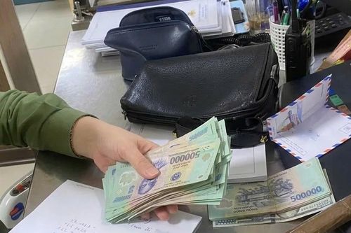 Khách vội vàng di chuyển chuyến bay sớm bỏ quên ví có gần 80 triệu tiền mặt ở xe đẩy