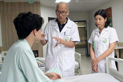 Tai nạn hi hữu, nam thanh niên 25 tuổi bị hai chiếc đũa cắm sâu dưới hốc mắt