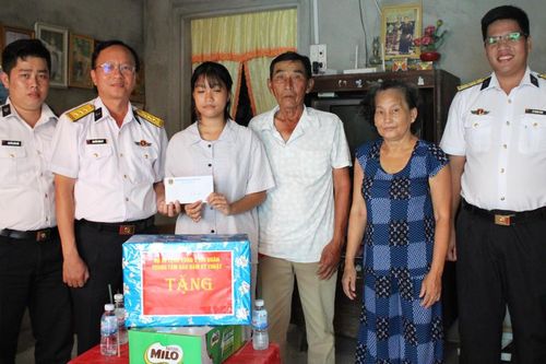 Cán bộ Hải quân tới nhà tặng quà con em ngư dân nghèo miền Tây Nam bộ