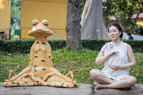 Ai kéo khách đến vây kín bức tượng 'ếch ngồi thiền' ở Thảo Cầm Viên?
