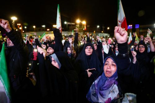Người dân Tehran xuống đường ủng hộ chính phủ