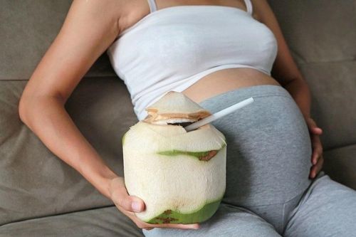 Mẹ bầu nên uống nước dừa thế nào?
