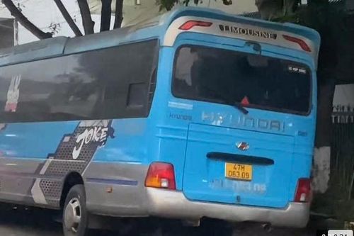 Tài xế bỏ xe khách trước nhà dân suốt 7 tháng