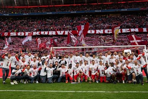 'Hủy diệt' Stuttgart 4-2, Bayern Munich đăng quang Bundesliga sớm 4 vòng đấu