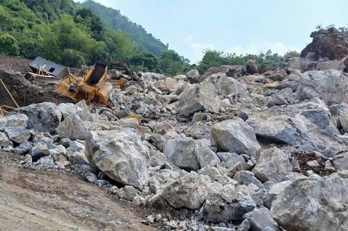Mỏ đá sạt lở trong đêm, vùi lấp nhiều máy móc ở Thái Nguyên