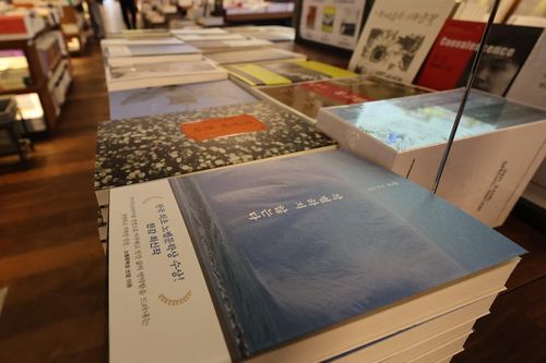 Tiểu thuyết của nhà văn Hàn Quốc đầu tiên đoạt giải Nobel thống lĩnh bảng xếp hạng sách bán chạy
