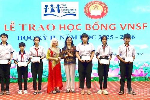 Đồng Tháp: Trao học bổng tặng học sinh, sinh viên tại 3 xã, phường
