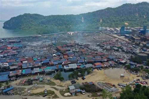Hàng ngàn người sơ tán do hỏa hoạn tại làng chài Malaysia