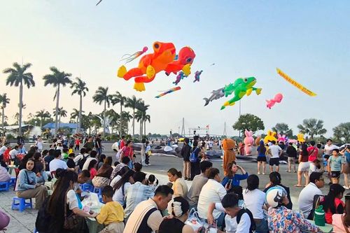 Hàng ngàn người xem thả diều nghệ thuật tại Cần Thơ