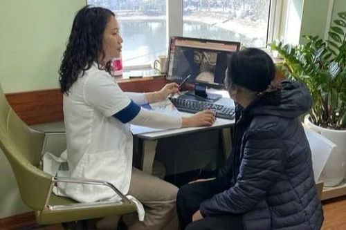 Xách đồ nặng mỗi ngày, thói quen nhỏ âm thầm 'bào mòn' khớp