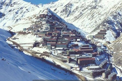 Khám phá thị trấn trăm tuổi không có đường phố trên dãy núi Andes