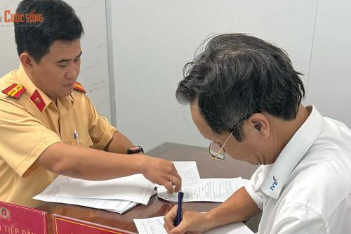 Tài xế lái xe cho ngân hàng liều lĩnh khi bị… kẹt xe