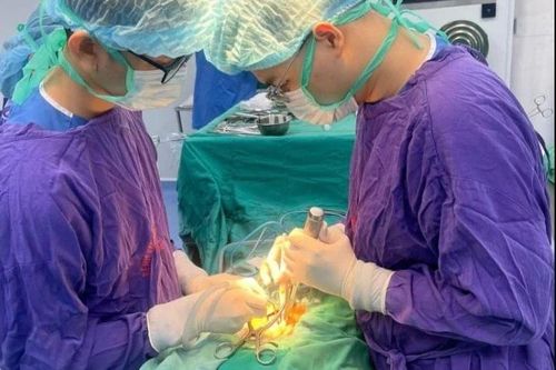 Loãng xương xẹp đốt sống gây chèn ép tủy, liệt chi