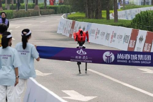 Xem người máy Trung Quốc chạy marathon phá kỷ lục thế giới của con người