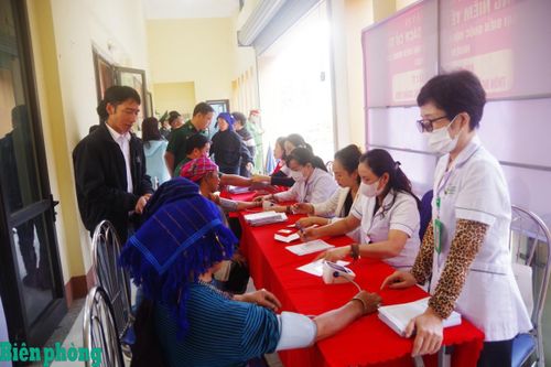 Khám bệnh, cấp phát thuốc miễn phí, tặng quà nhân dân xã biên giới Y Tý