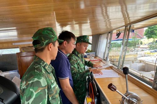 Tạm giữ tàu cá vận chuyển trái phép khoảng 10.000 lít dầu Diesel trên vùng biển giáp ranh Hải Phòng - Quảng Ninh