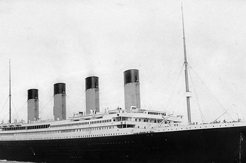 Áo phao của người sống sót sau thảm kịch Titanic được bán đấu giá hơn 900.000 USD