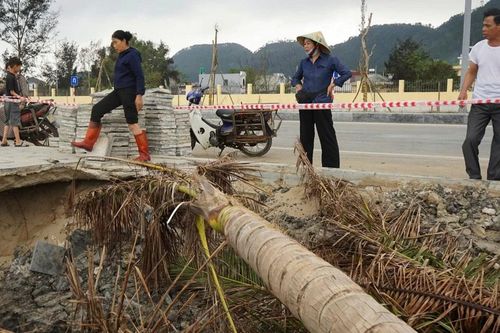 Bờ kè dự án trăm tỷ bị sụt lún nguy cơ lan rộng trước mùa du lịch