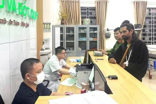 Lào Cai: Công an đưa du khách nước ngoài vượt quãng đường gần 100km đi cấp cứu trong đêm