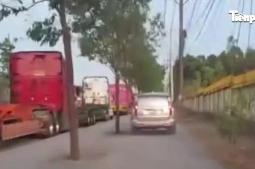 Ô tô leo vỉa hè né kẹt xe, tài xế bị phạt nặng