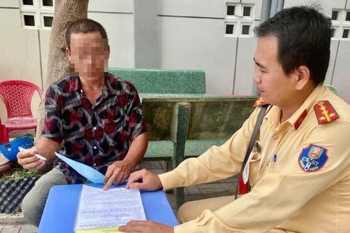 Manh động sau va chạm giao thông, người đàn ông lộ ra hàng loạt vi phạm