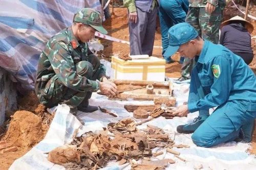 Phát hiện đầu đạn 105mm, phụ tùng xe tăng khi đào móng nhà