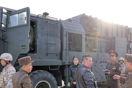 Ông Kim Jong Un và con gái giám sát thử nghiệm tên lửa đạn đạo Hwasong-11